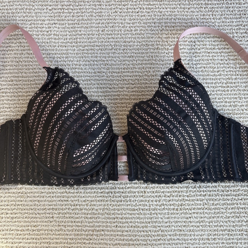 Victoria's Secret lined plunge 32DD underwire black lace sexy Bra